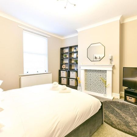 פונטפרקט 4 Bedroom, 2 Bathroom House - Free Parking מראה חיצוני תמונה