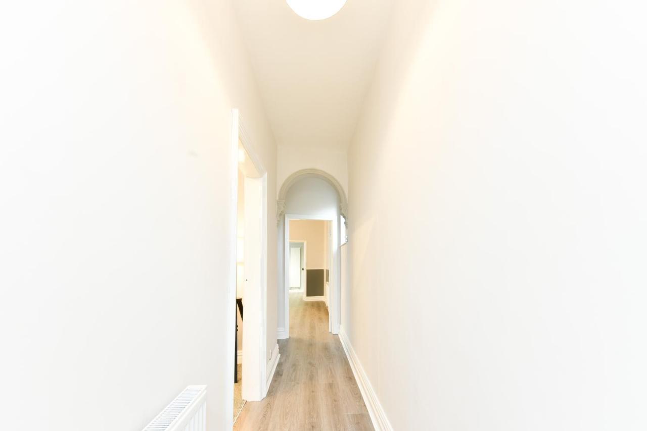 פונטפרקט 4 Bedroom, 2 Bathroom House - Free Parking מראה חיצוני תמונה
