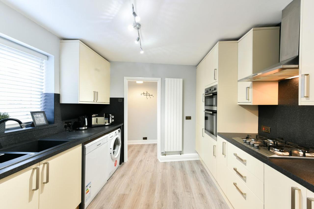 פונטפרקט 4 Bedroom, 2 Bathroom House - Free Parking מראה חיצוני תמונה