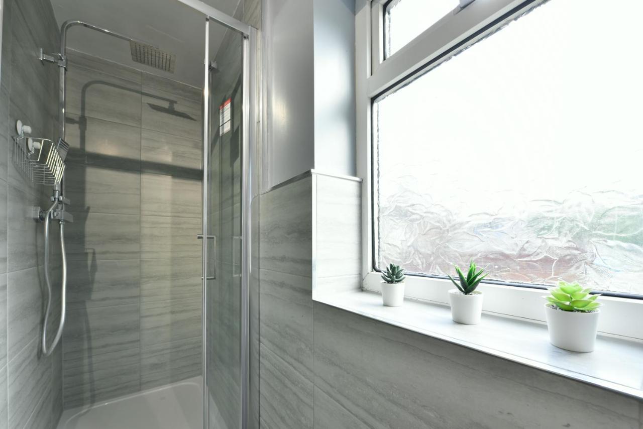 פונטפרקט 4 Bedroom, 2 Bathroom House - Free Parking מראה חיצוני תמונה